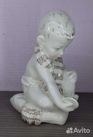 Фарфор статуэтка Мальчик на подушке Песочное