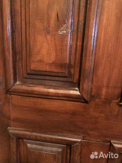 Две деревянные двери