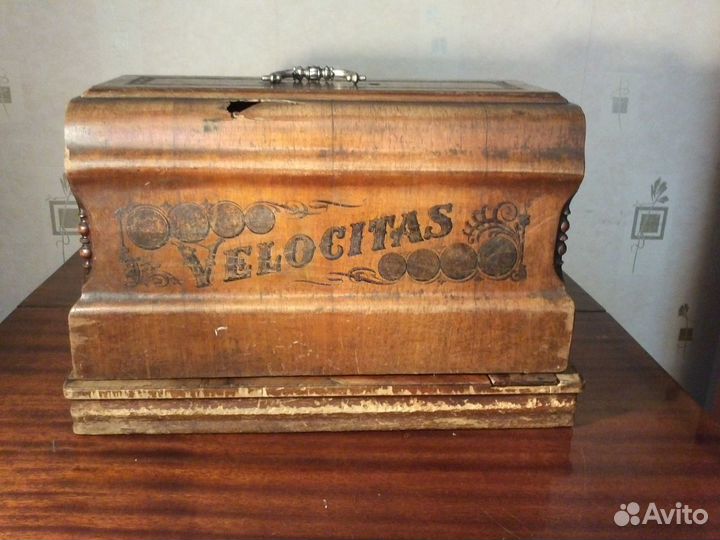 Продам антикварную швейную машинку velocitas