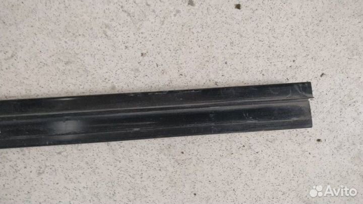 Уплотнитель стекла двери передний правый Skoda