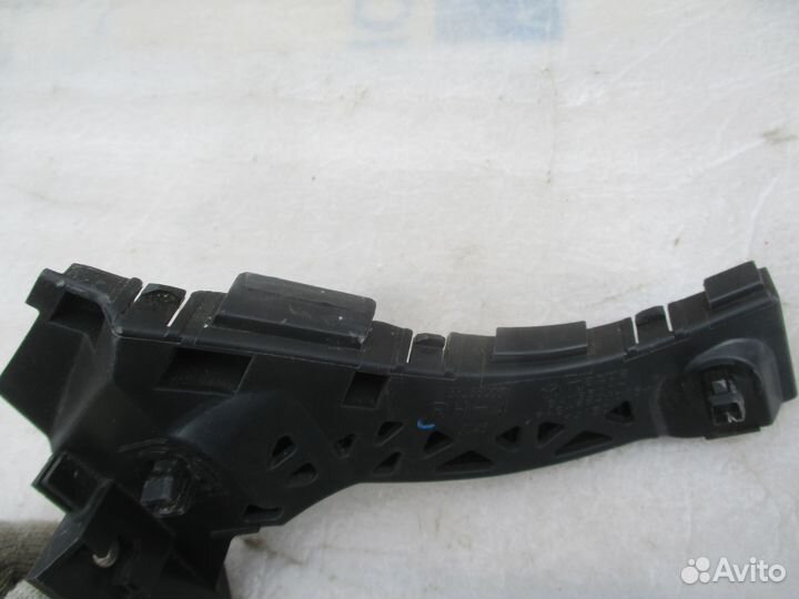 Кронштейн переднего бампера правый Mazda Mazda3