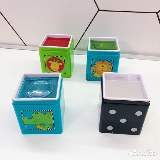 Игрушки для малышей. Пеликан, мяч, кубики