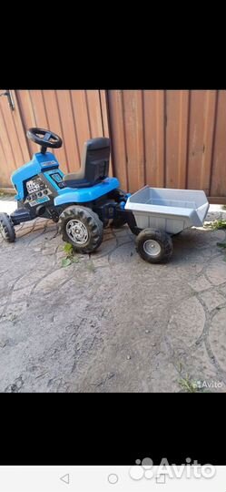 Детский трактор с педалями и прицепом