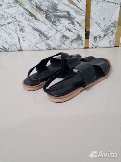 Сандалии новые 38