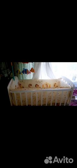 Детская кроватка с маятником и ящиком