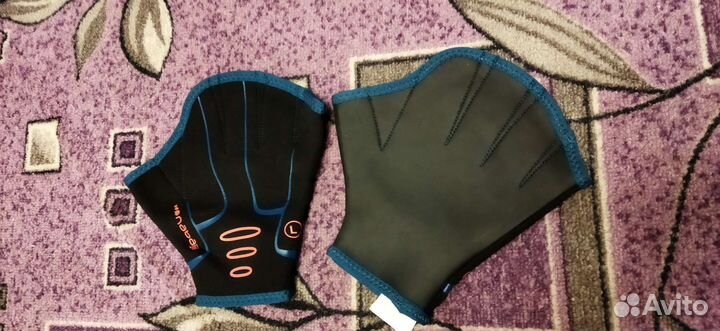 Ласты и перчатки для плавания