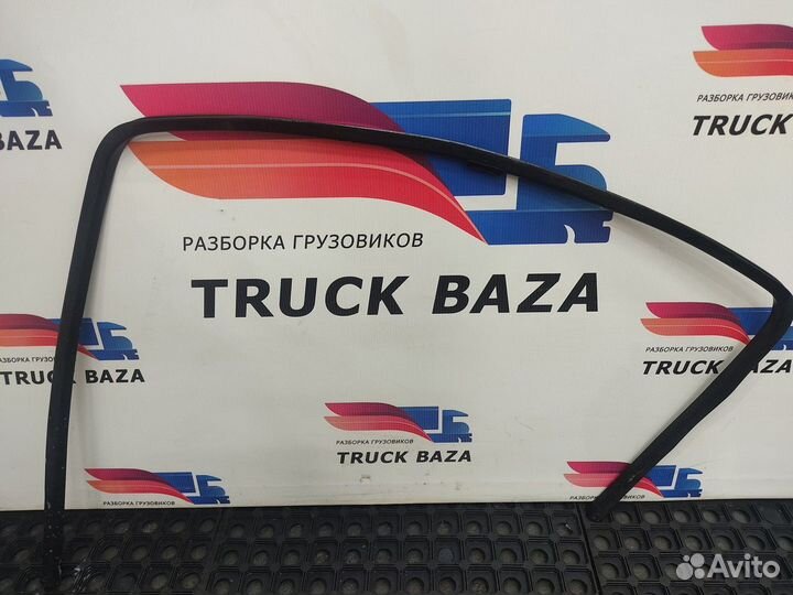 Уплотнитель стекла двери правой