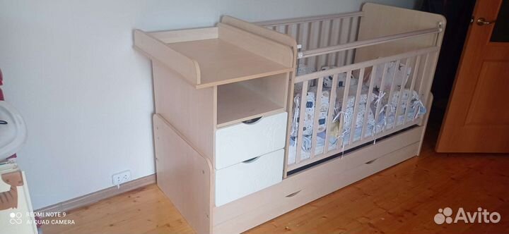 Детская кроватка с маятником