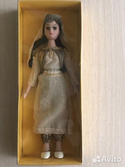 Кукла фарфоровая
