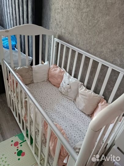 Детская кроватка с маятником белая