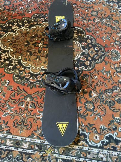 Сноуборд с креплениями и батинками