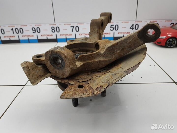 Кулак поворотный передний правый со ступицей