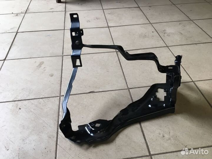 Суппорт фары передний правый