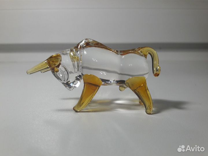 Стеклянная статуэтка животного бык