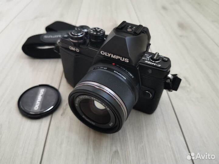 Olympus E-M10 Mark II 14-42 и 25 1.8 Zuiko Digital