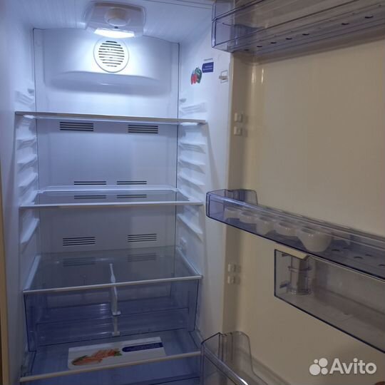 Холодильник с морозильной камерой. Доставка