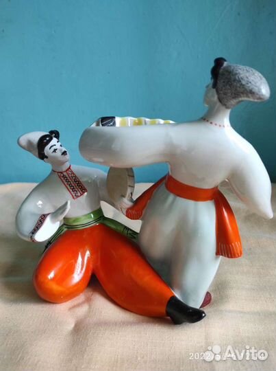 Статуэтка из фарфора 