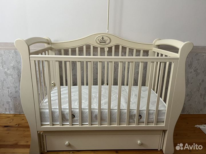 Детская кроватка с маятником и ящиком