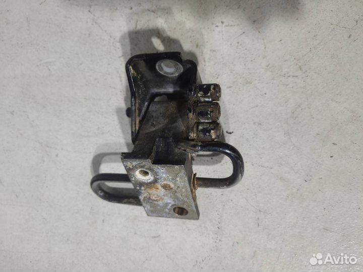 Петля двери передней правой Volkswagen Passat B5