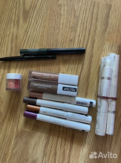 Косметика. Пудра. Подводка. Помада