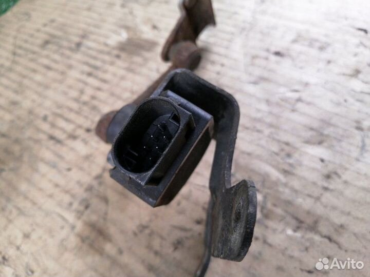 Датчик уровня кузова задний левый Mercedes-Benz