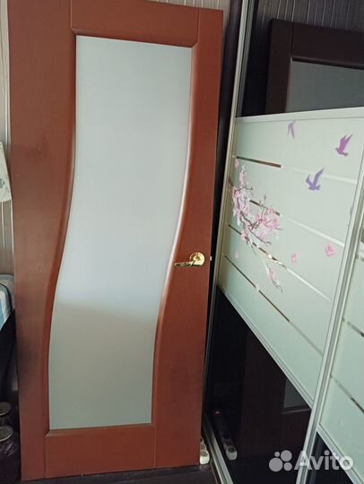 Дверь межкомнатная,дерево массив б/у,с мат стеклом