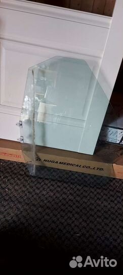 Продам боковое стекло