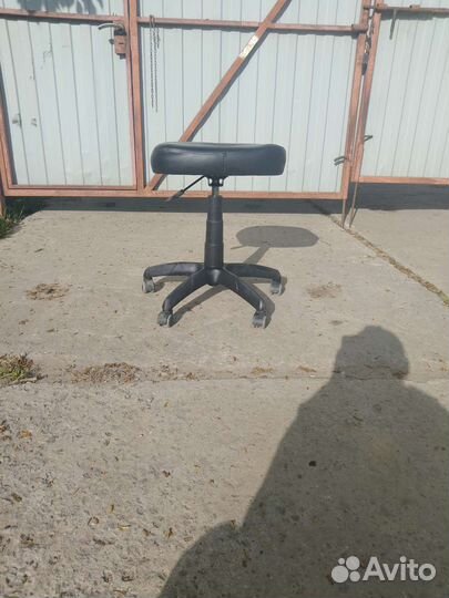 Стул для мастера маникюра на колесиках