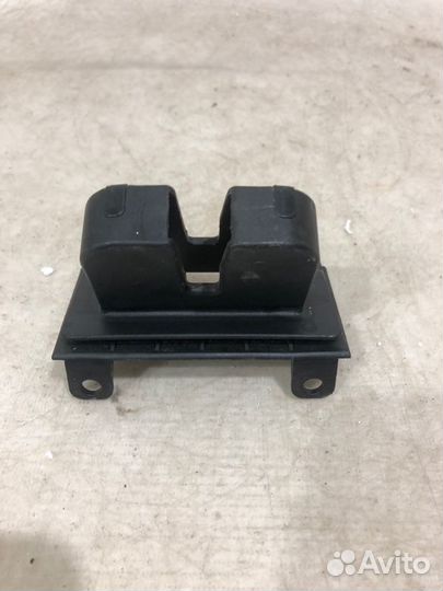 Накладка замка багажника Skoda Rapid 1 2012