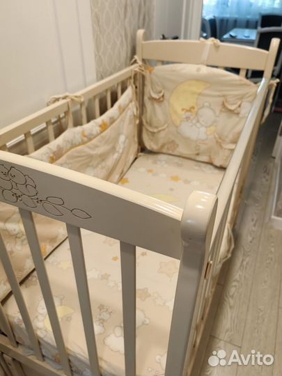 Детская кроватка с маятником и ящиком