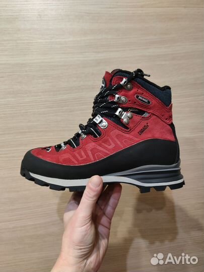 Трекинговые ботинки