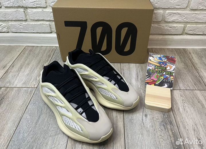 Мужские кроссовки Adidas Yeezy Boost 700 v3