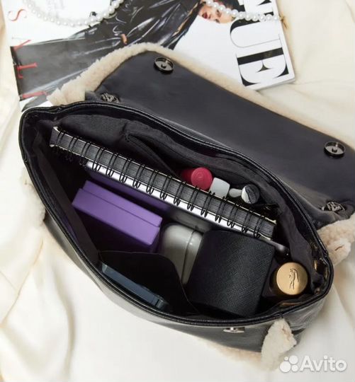 Сумка через плечо с меховой отделкой на цепочке