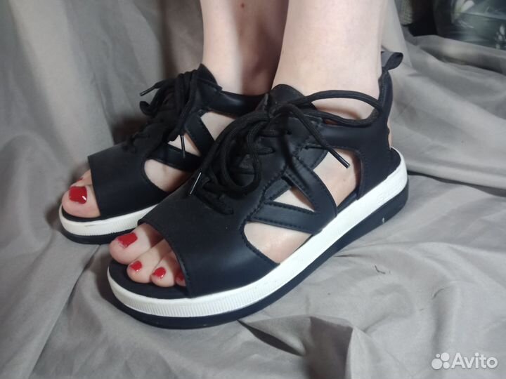 Необычные босоножки