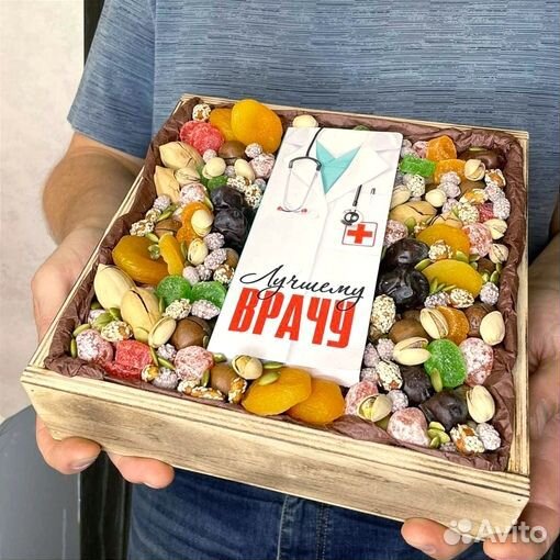 Подарочный бокс из орехов, сухофруктов и шоколада