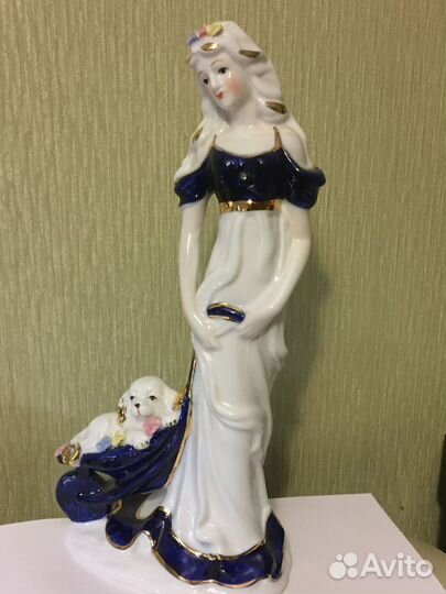 Фарфоровая фигурка Девушка с собачкой в тачке