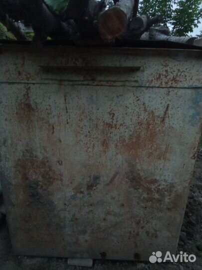 Мусорный бак железный большой