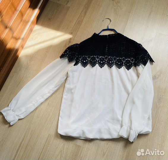 Блузка белая с кружевом