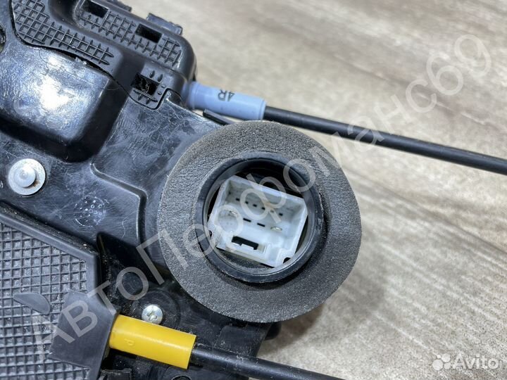 Замок задней правой двери Toyota Corolla 150