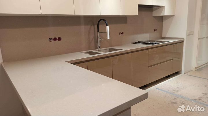 Столешница из кварцевого камня