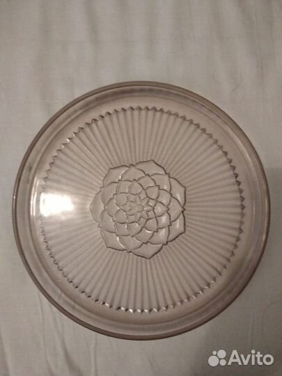 Кувшин со стаканами на подносе