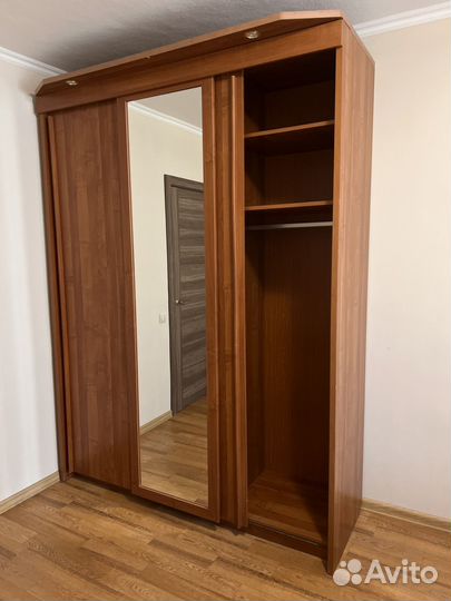 Шкаф купе бу 3-х дверный с подсветкой и зеркалом