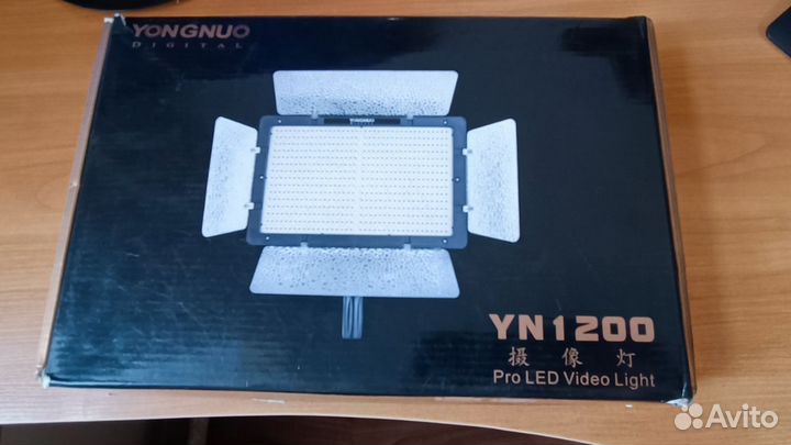 Осветитель Yongnuo YN-1200 LED