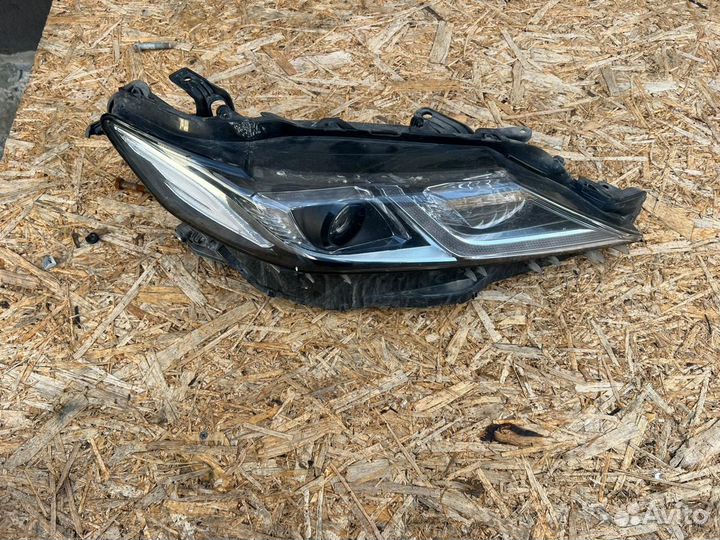 Передняя правая фара Toyota camry v70 один диод