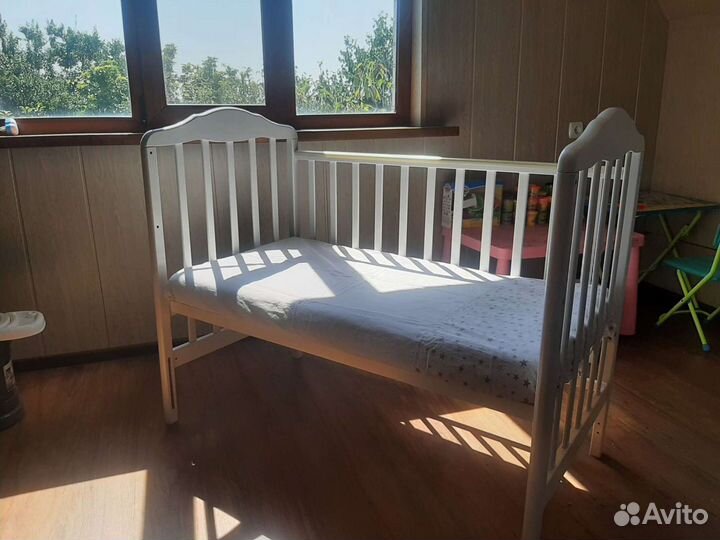 Детская кроватка с маятником белая