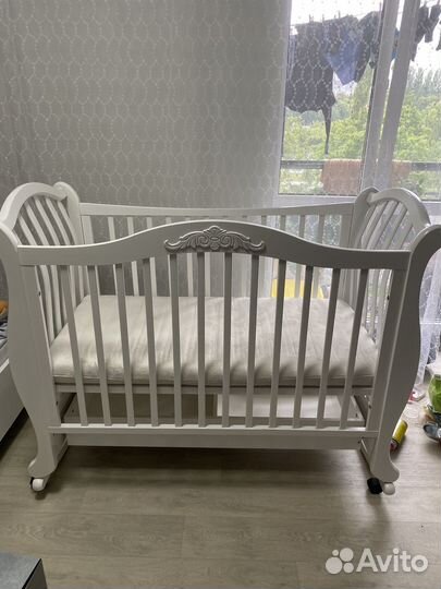 Детская кроватка с маятником