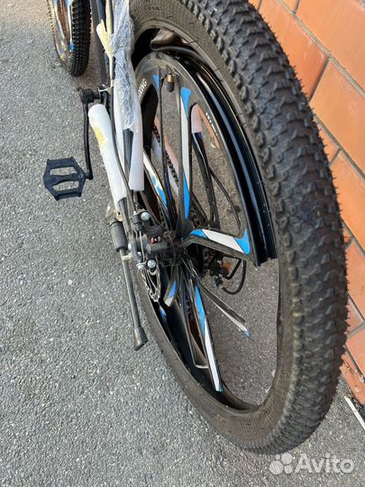Велосипед на литых дисках новый