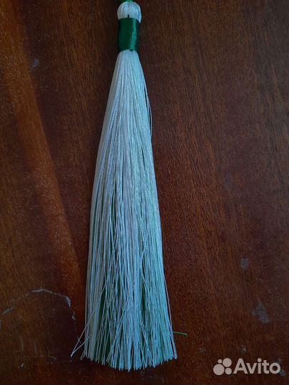 Брелок с длинной кисточкой и колокольчиком