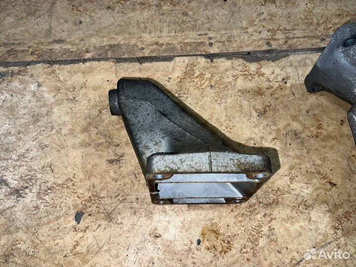 Кронштейн опоры двигателя m104 om606 Mercedes w210