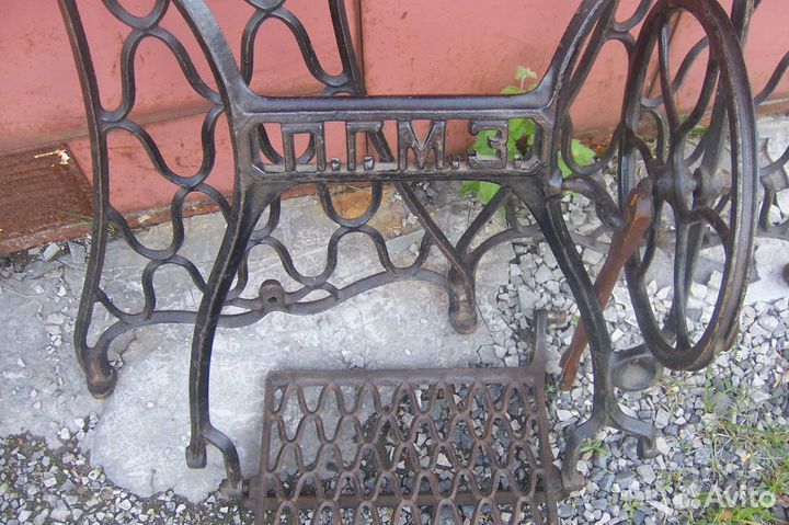 Швейная подольская.Чугунная подставка